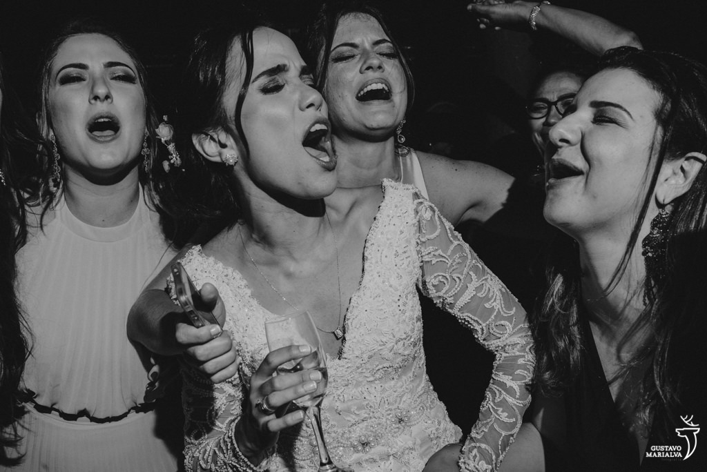noiva e amigas cantando