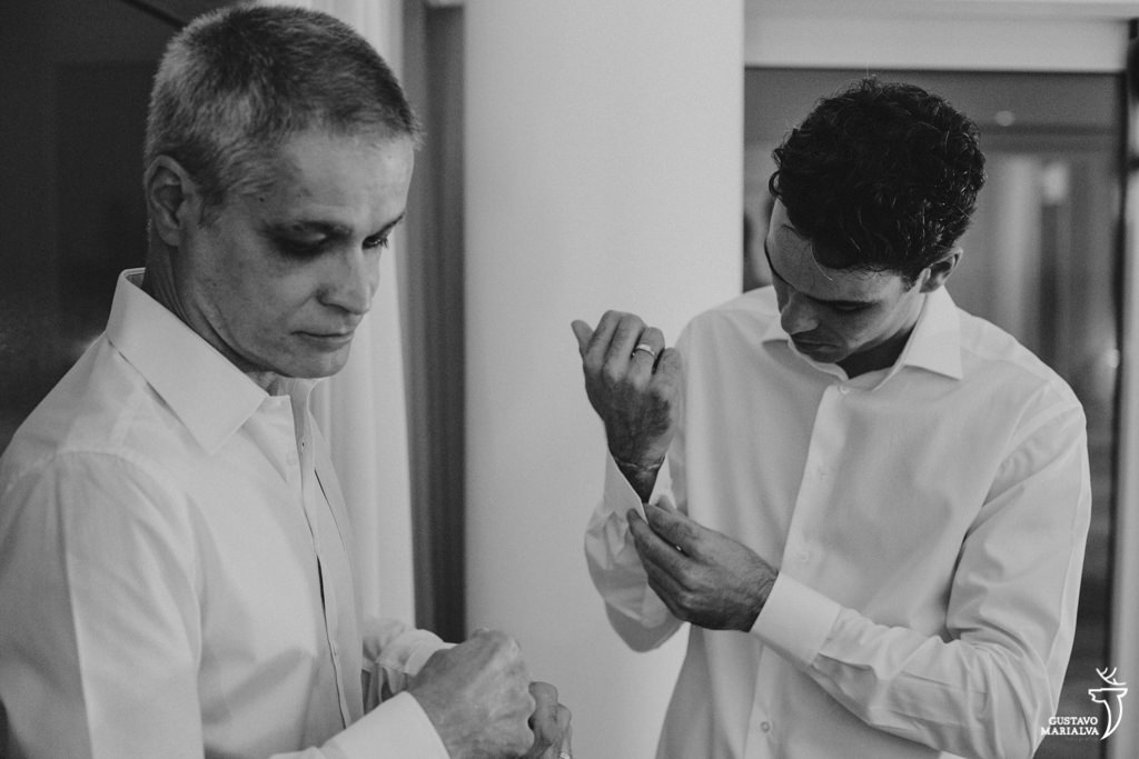 noivo e pai se arrumando para o casamento