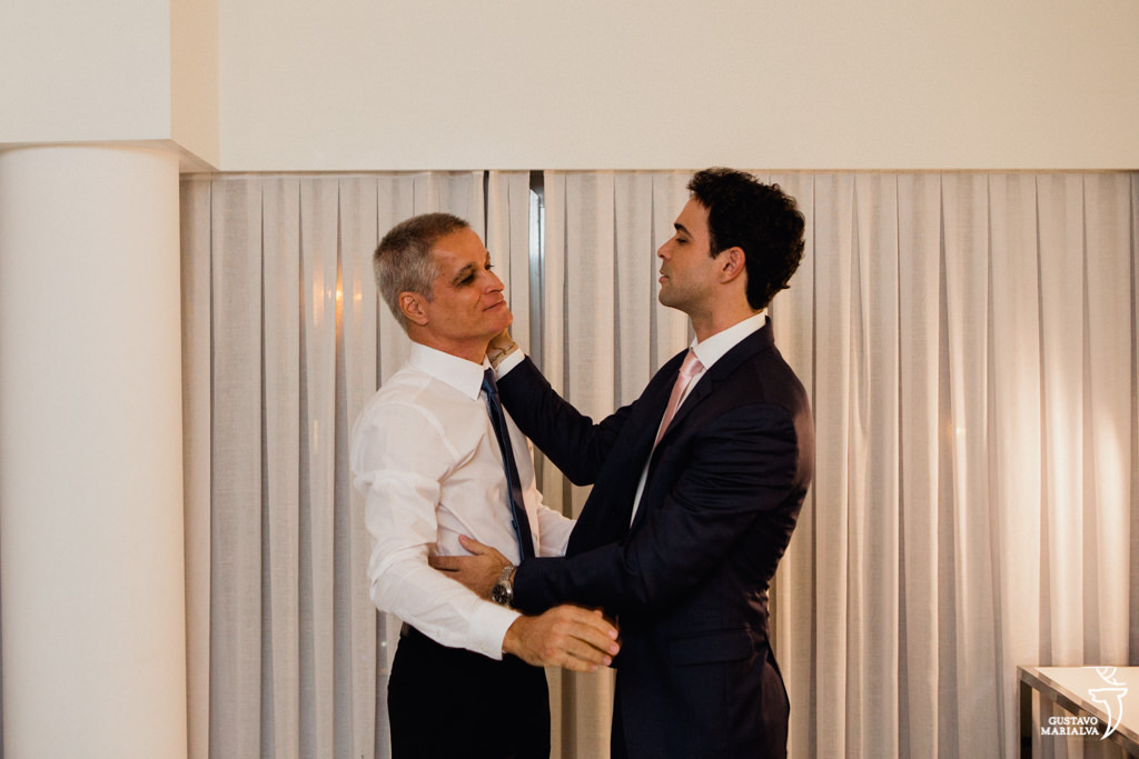 noivo e pai se abraçando