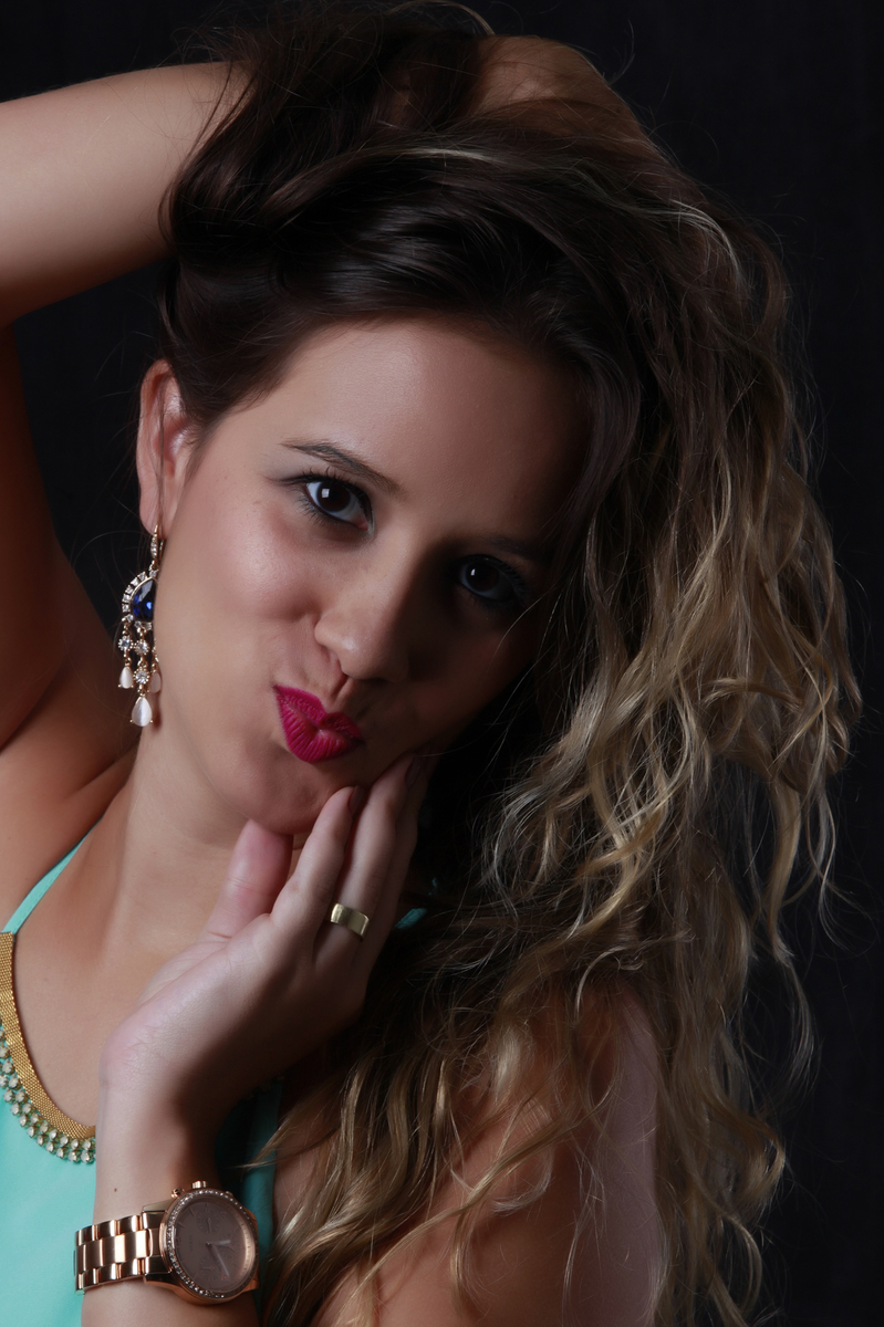 poses e bocas essa modelo top vai delineando o seu ensaio fotografico. venha fazer parte da equipe do nico fotografo. entrar para os ensaios das deusas. nicostudiofotografico. site www.nicofotografo.com.br. instagram.