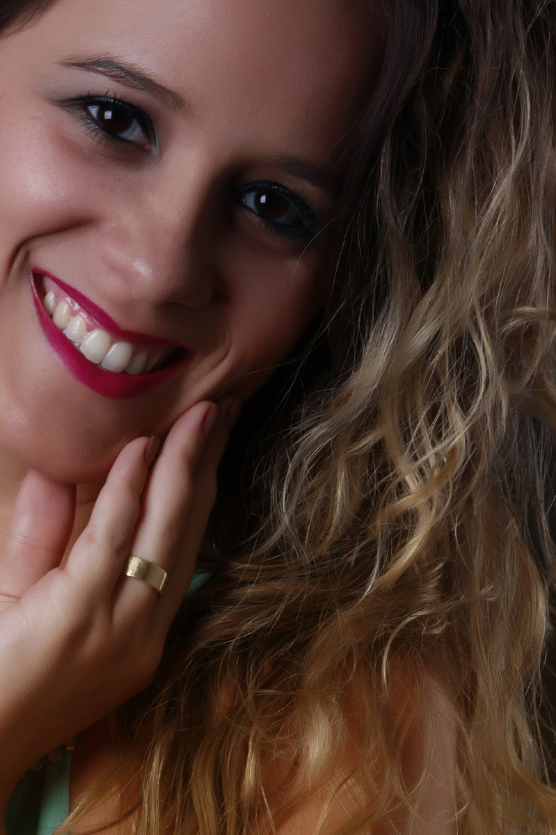 com um sorriso maravilhoso essa modelo desfilou simpatia no estudio do fotografo nico localizado na octogonal, bloco A, lj 7, subsolo em brasilia no distrito federal.