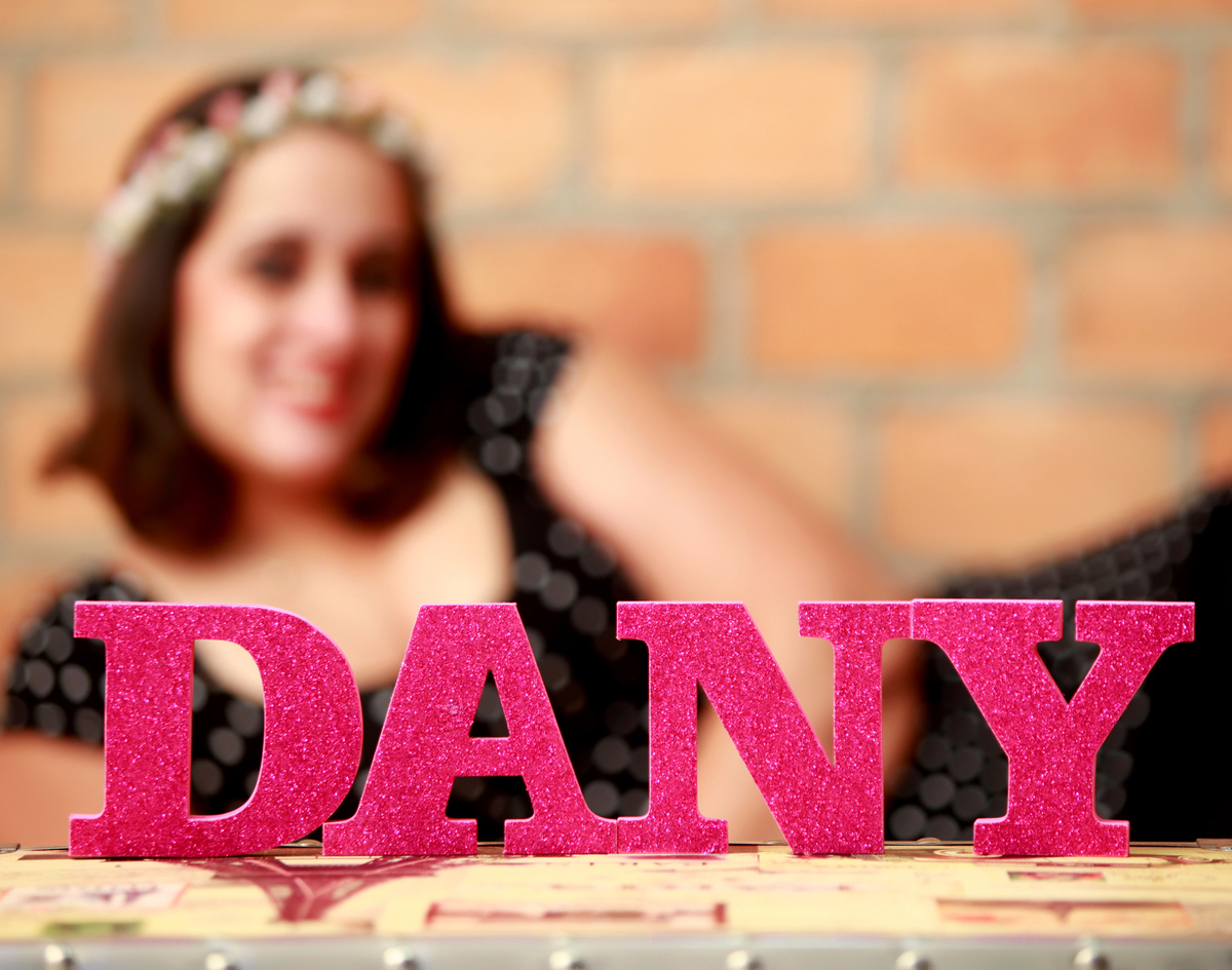 o nome dany da modelo em primeiro plano e com a modelo desfocada em segundo plano, o fotografo pode brincar com a profundidade de campo. venha acompanhar os seus trabalhos e reserve uma data para ser fotografada pelo nico em seu estudio localizado na octo