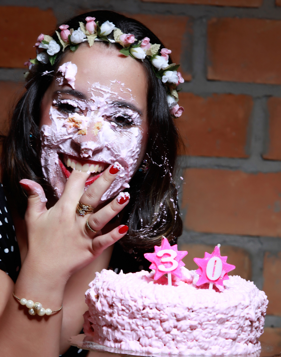smash the cake aos 30? quem disse que nao pode? venha realizar o seu ensaio fotografico no estudio do fotografo nico localizado na octogonal proximo ao cruzeiro e sudoeste em brasilia no distrito federal. acompanhe os trabalhos na rede social, no face e n