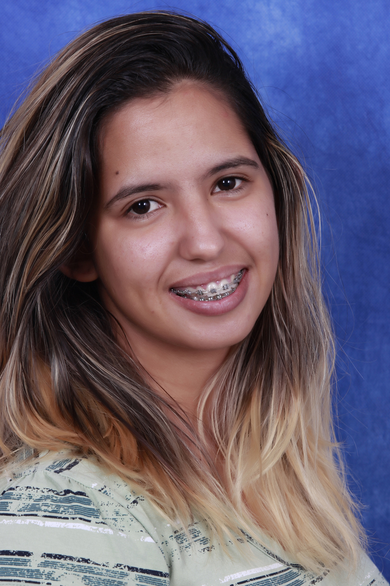 mesmo com aparelho nos dentes essa modelo esbanja beleza. venha fazer o seu book
