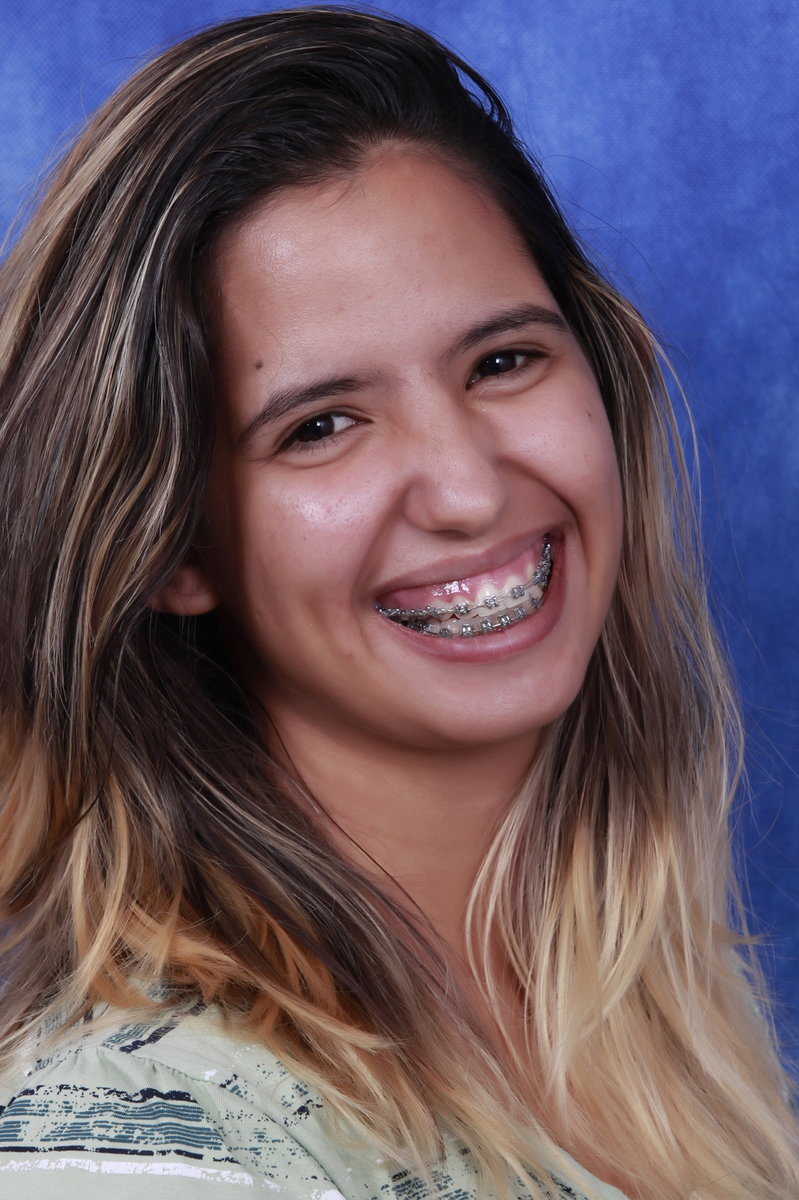 com um sorriso maravilhoso a modelo nao precisou de nenhum esforço para o seu album ficar maravilhoso