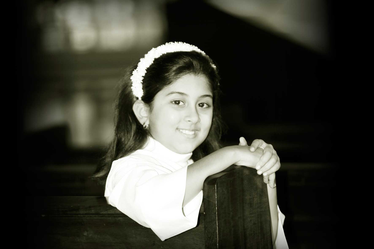 um sorriso maravilhoso dessa menina faz um total difrenca simplesmente maravilhosa as lentes do fotografo nico capturou esse momento