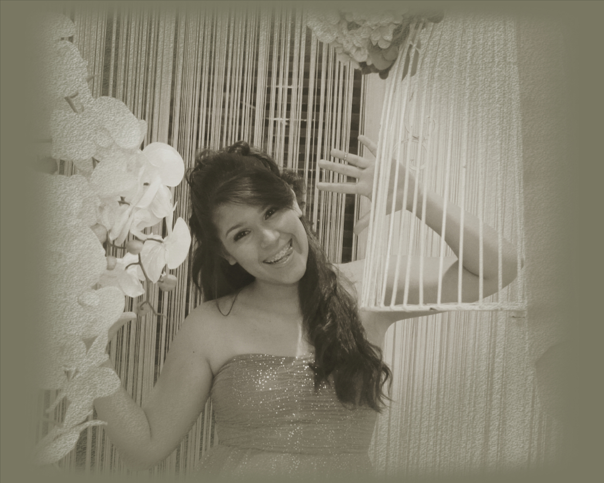 com um ar de menina e ao mesmo tempo uma magia de seus 15 anos a aniversariante foi delineando os ensaios fotograficos para compor uma album fotografico maravilhoso escolhido no estudio do fotografo nico