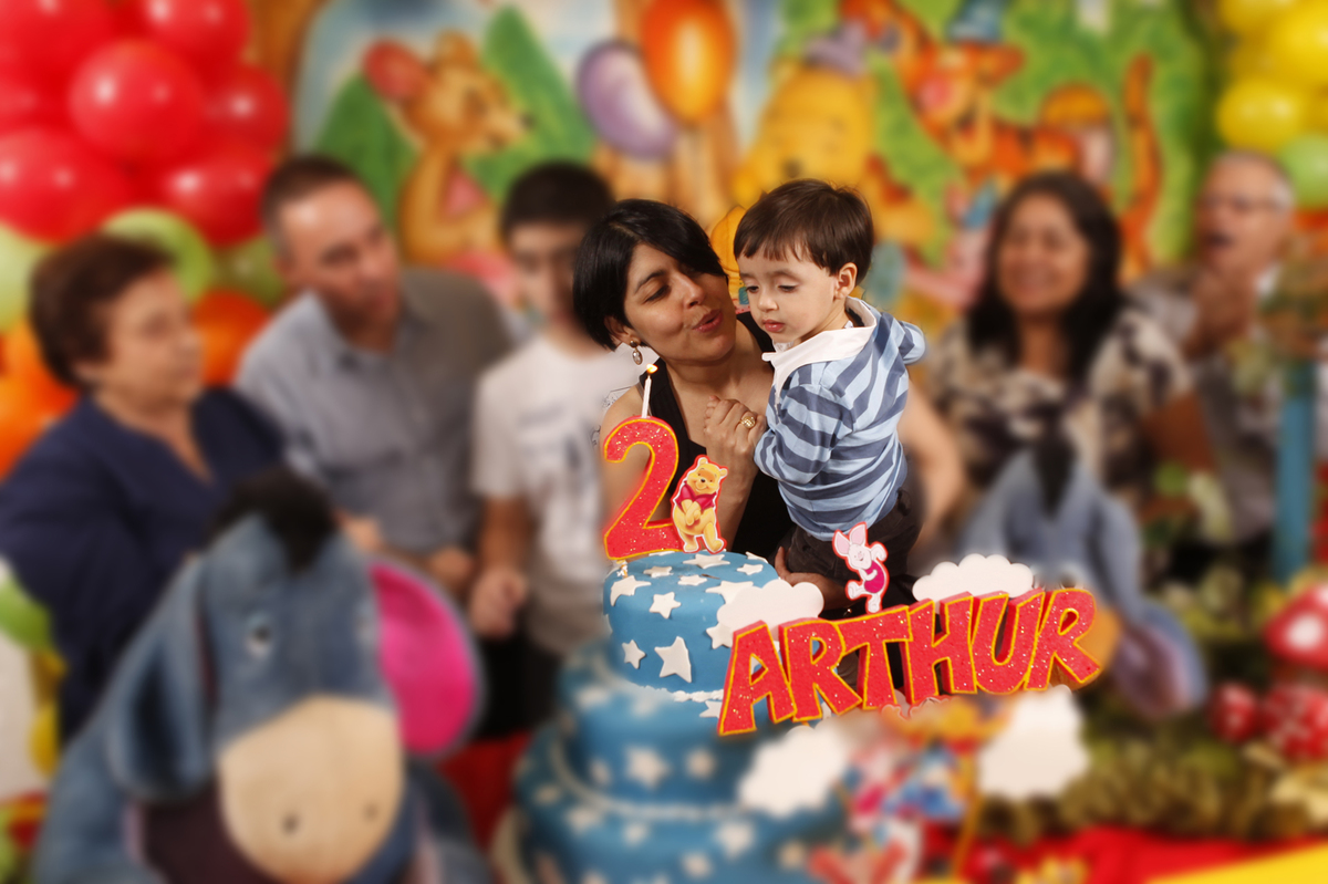 parabens para o aniversariante muita felicidade. toda familia curtindo o momento de assoprar a vela. tudo fotografado pelo nico fotografo que possui um estudio na octogonal proximo do sudoeste.