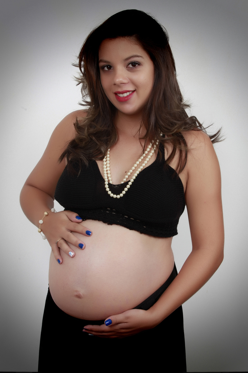 mamae com um olhar lindo para a lente do fotografo nico no estudio localizado proximo ao sudoeste em brasilia