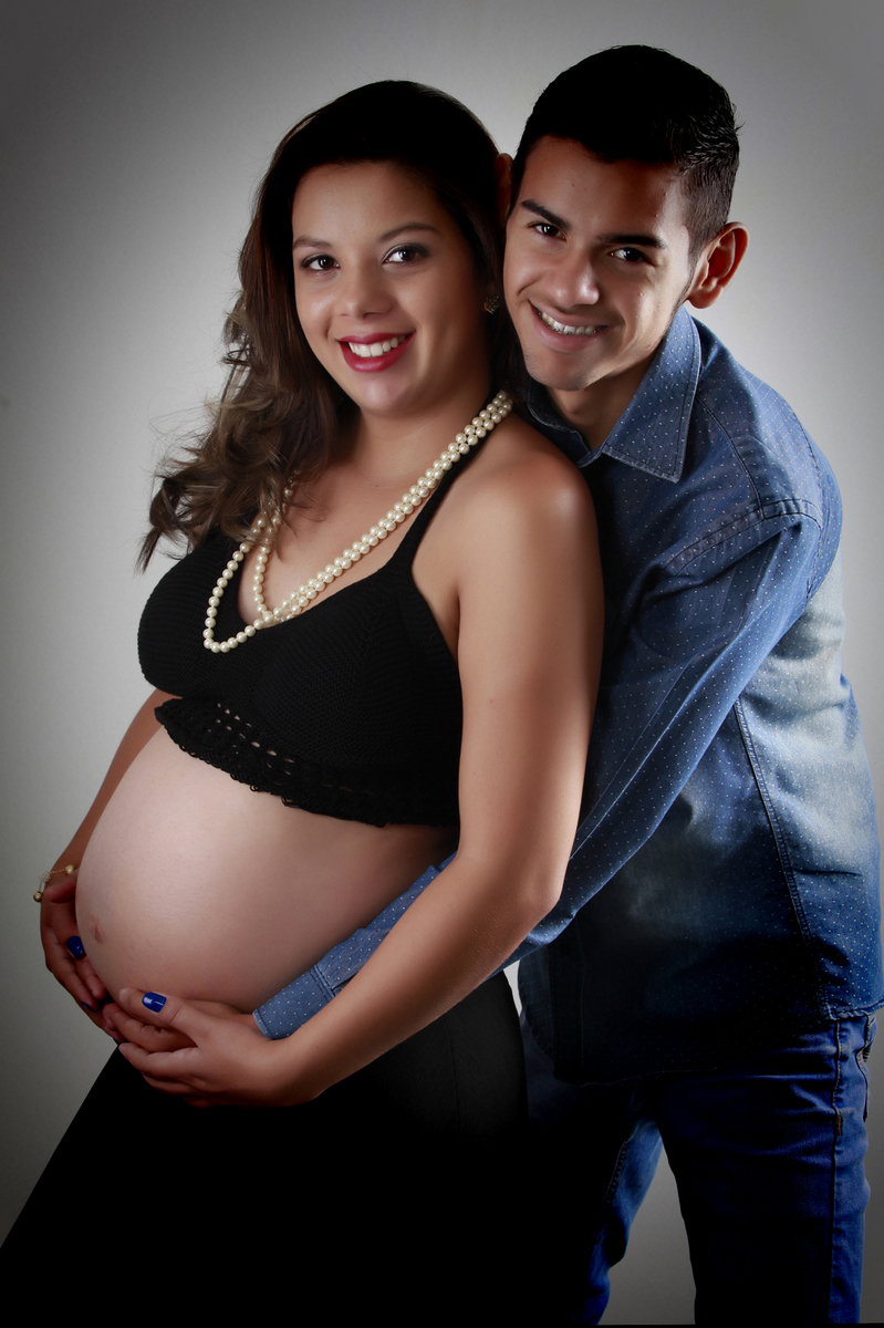 um casal maravilhoso que curtiram cada minuto do ensaio do filho no estudio do fotografo nico localizado em brasilia