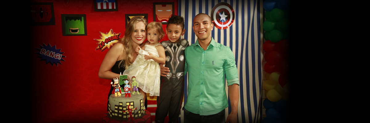 padrinho e madrinha curtindo com o aniversariante a festa infantil que foi encantadora. nico fotografo nao perdeu nenhum momento no registro da festa. venha conhecer o trabalho desse fotografo. ligue e agende seu horario.