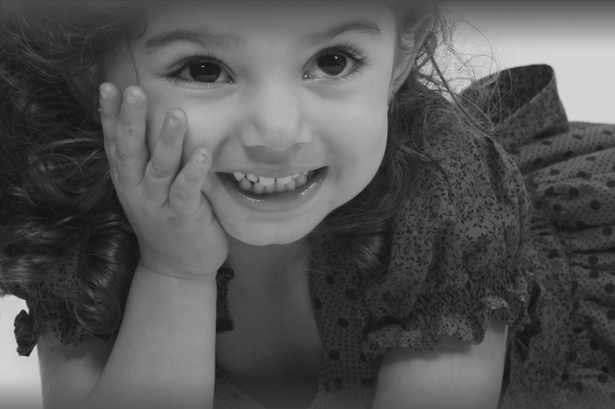 A foto em preto e branco nao apagou o brilho dessa princesa e com esse sorriso seria impossivel nao conquistar o fotografo nico que fez o ensaio em seu estudio fotografico.