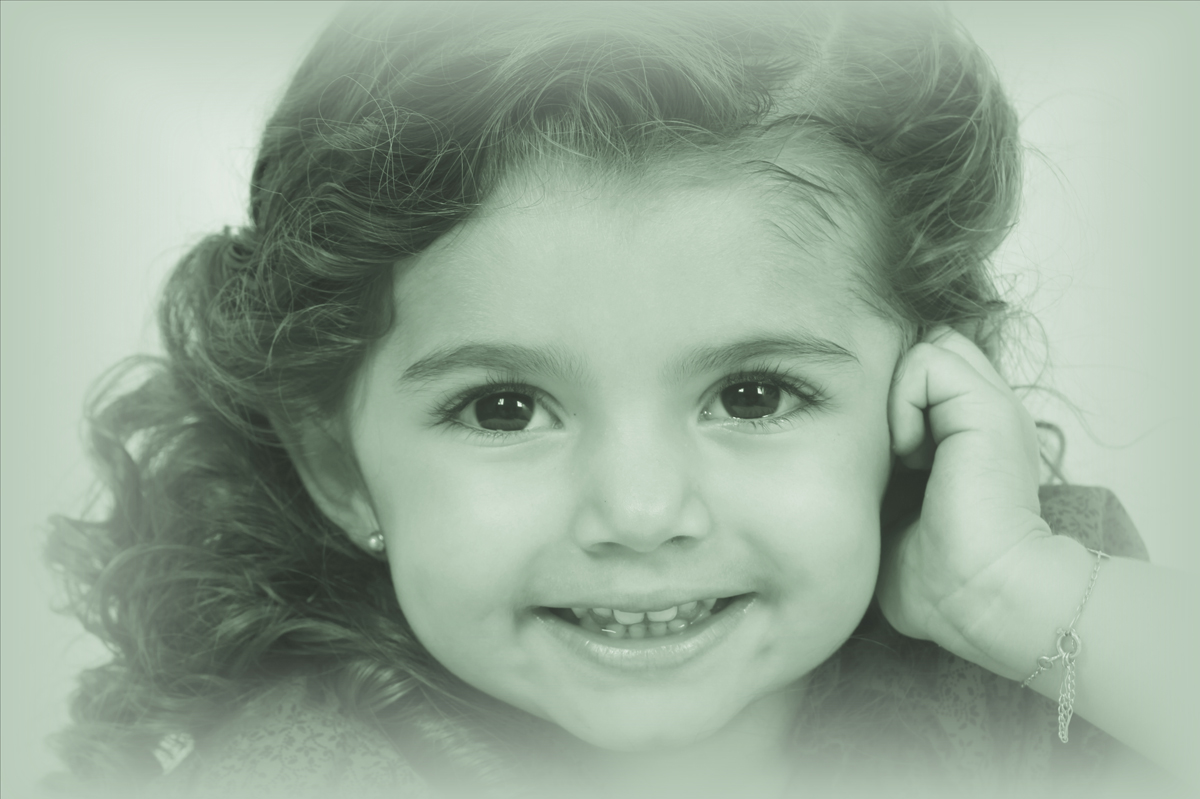 o cabelo da modelo mirim simplesmente e lindo, esse rostinho infantil conquista o fotografo nico no estudio.