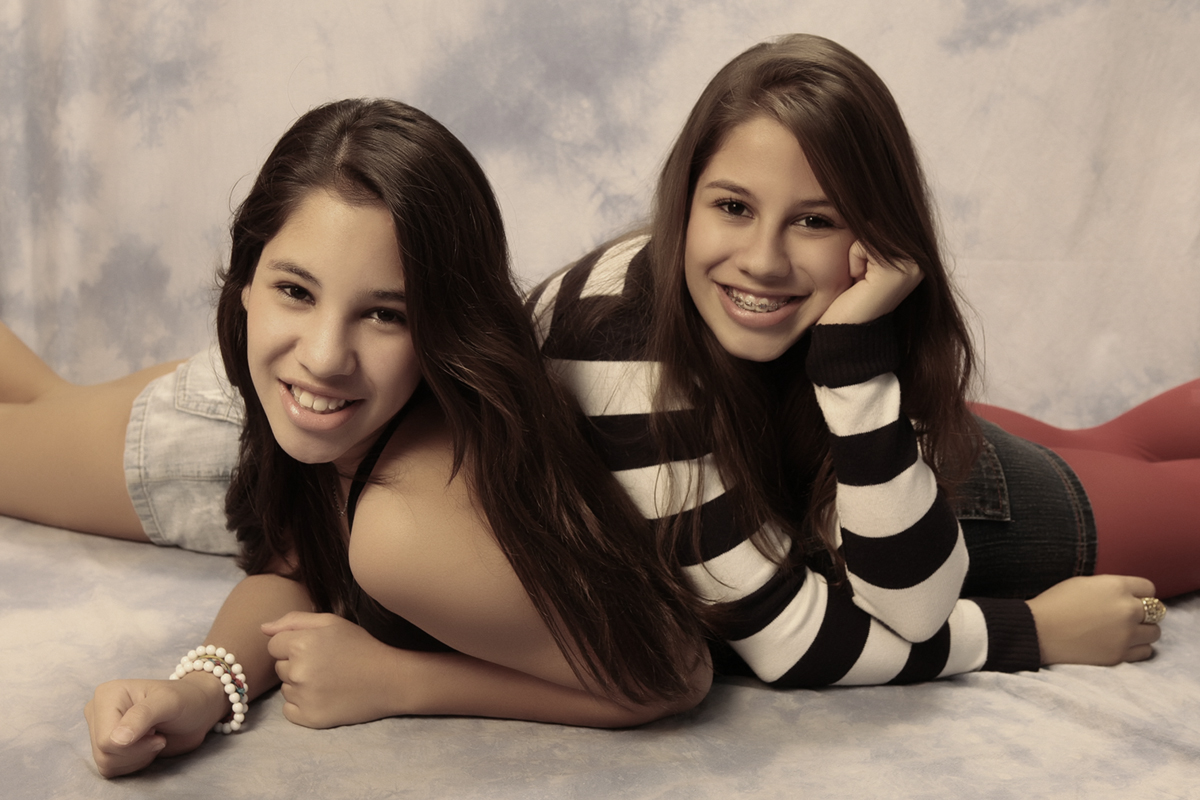 as irmas sao muito divertidas no estudio do fotografo nico ela puderam fazer caras e boas e mais poses para o seu book e depois escolheram um album fotografico.