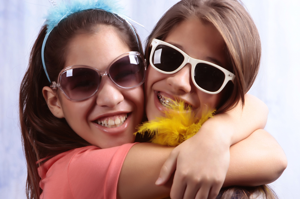 um abraco, um olhar, um sorriso e flash em seu ensaio fotografico realizado estudio fotografico do nico que realiza book, festa infantil e outros eventos sociais.