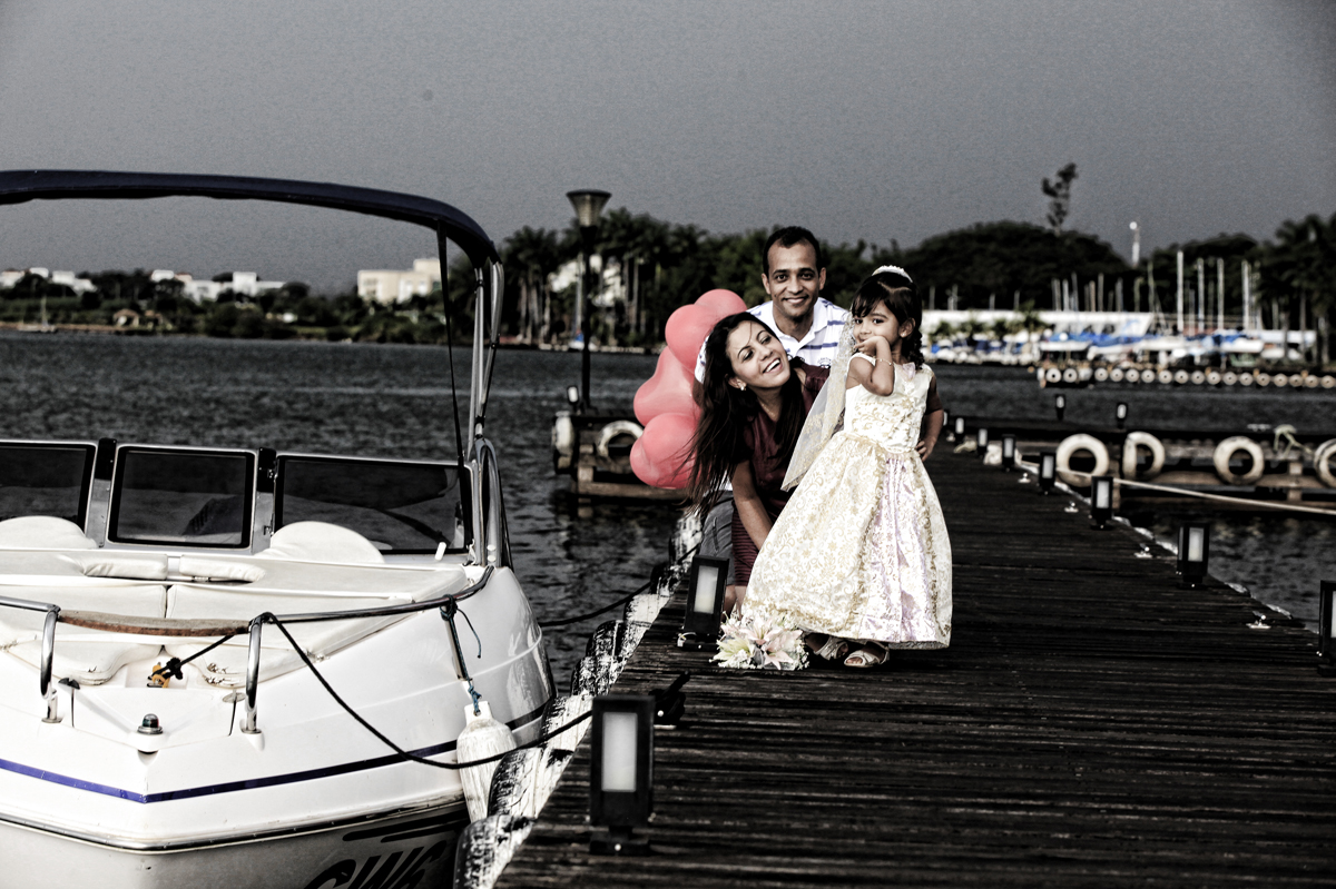 familia reunida para um ensaio fotografico externo, so emocao e alegria, ao fundo barco, lago e outros detalhes capturados pelo fotografo nico que possui um estudio fotografico localizado na octogonal em brasilia.