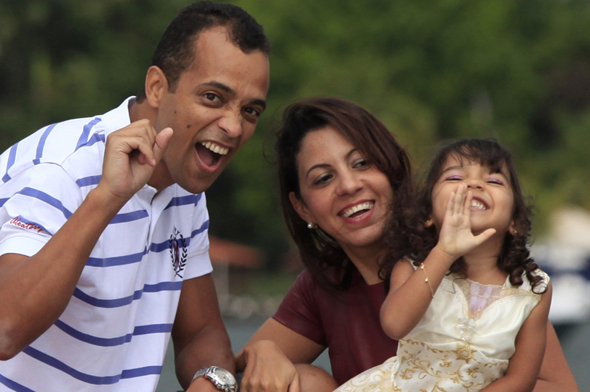 familia reunida para foto e tudo de bom, cada pose e sorriso registrado pelo fotografo nico que possui um estudio fotografico em brasilia, ligue e agende sua sessao fotografica.