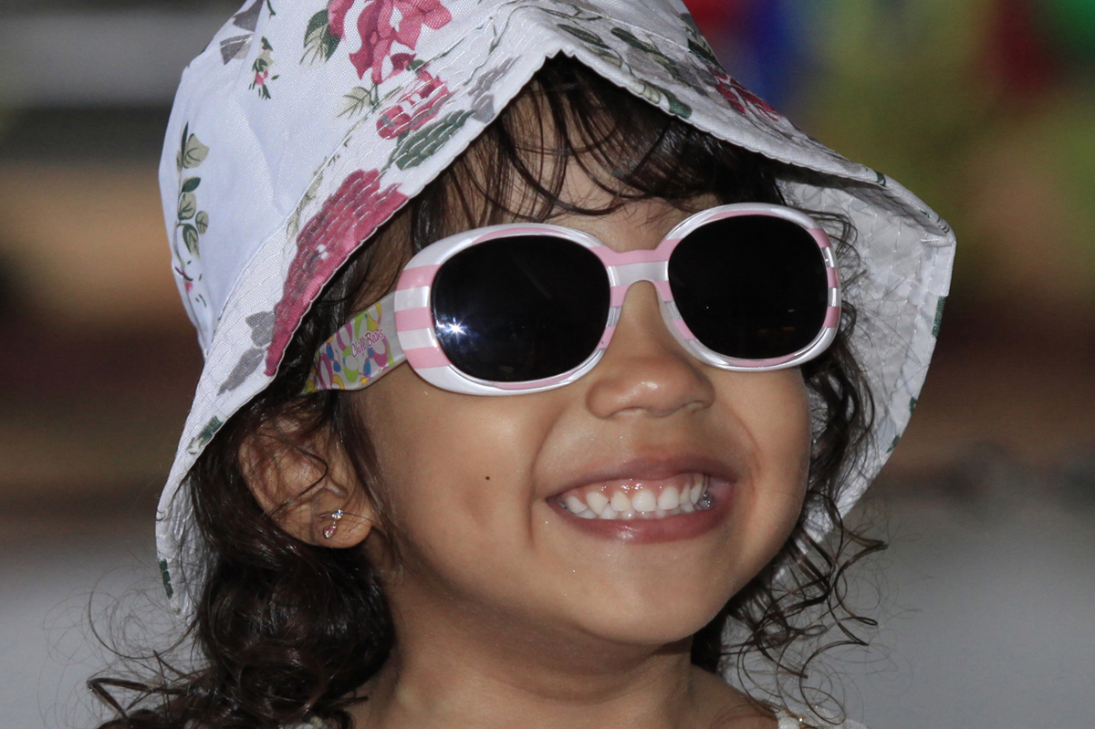 com bone e oculos a modelo tem um sorriso maravilhoso que nao foi desperdicado pelo fotografo nico, em seu estudio realiza book, gestante, festa infantil e outros serviços fotograficos.