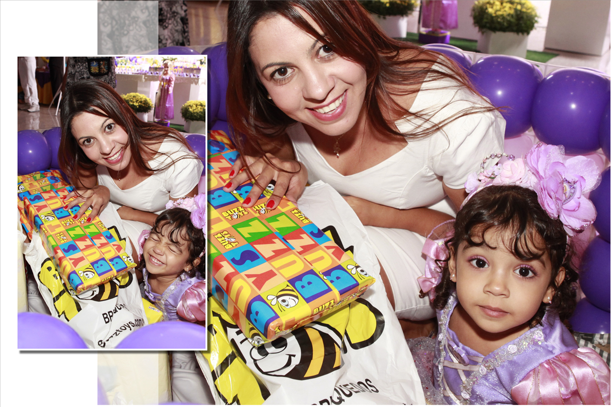 mamae babando essa princesa, cada presente lindo e a leticia com um sorriso registrado pelo nico studio fotografico