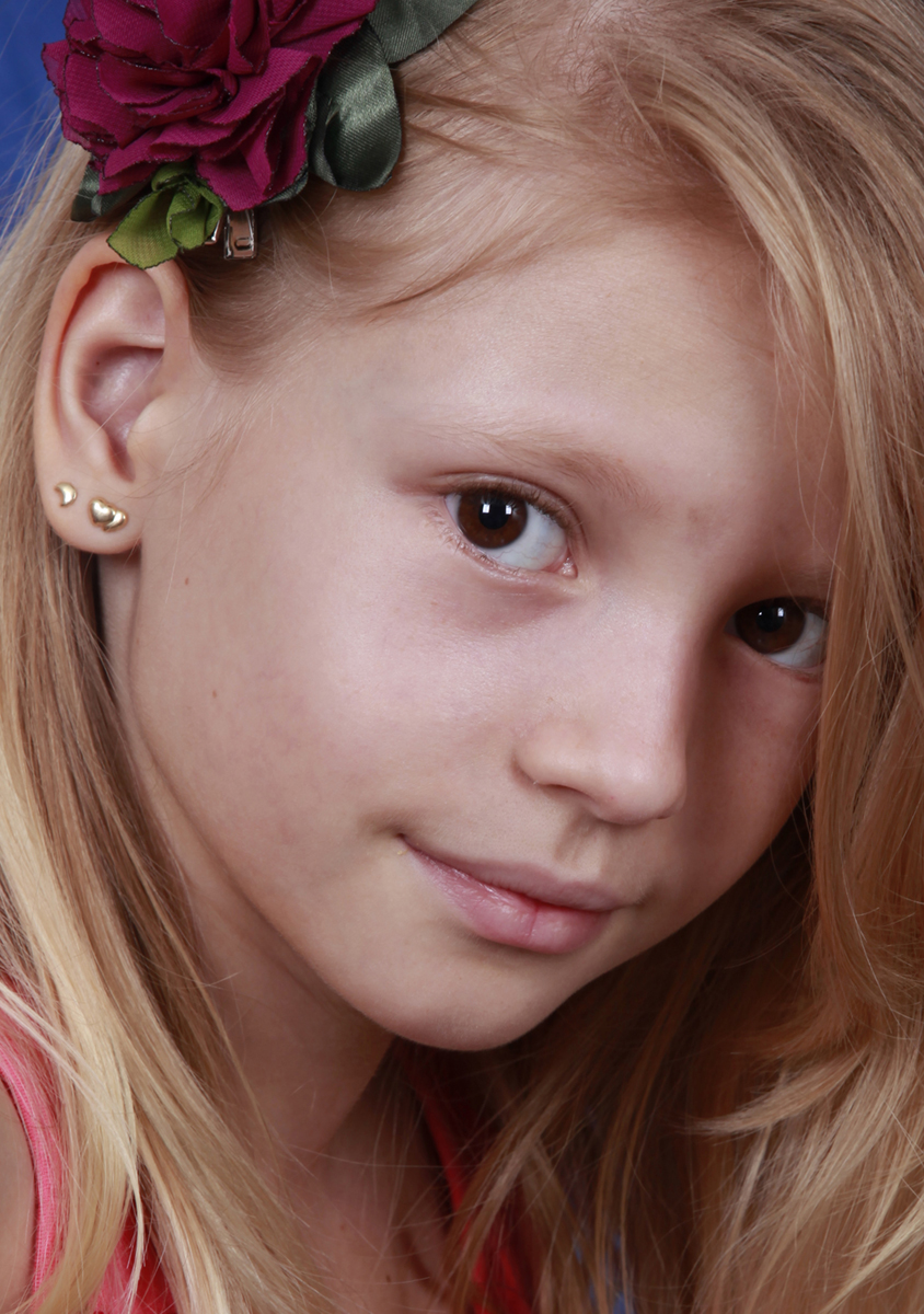 crianca linda. flor vermelha que deu um detalhe na sua cabeca. em suas orelhas belos brincos. ao chegar no nicostudio fotografico ela ficou bem a vontade. venha marcar a sua sessao fotografica no nico studio fotografico localizado na octogonal, brasilia.