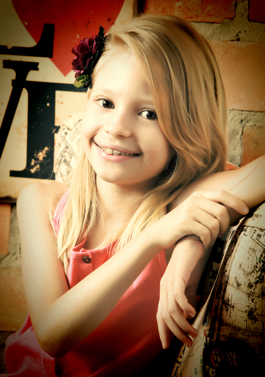 aqui criei uma iluminacao. apesar de ter uma parede de tijolinho, uma cadeira e um love, o que sobressaiu foi a princesa. em poses fotograficas nico studio fotografico, localizado na octogonal, proximo do sudoeste, captou cada momento. visitem o instagram