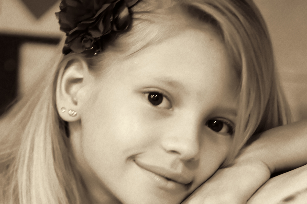 com esta tonalidade podemos observar que a beleza dessa princesa é inconfundível, com um olhar captado pela lente fotografica de nico em seu estudio localizado na octogonal, em brasília, você pode agendar e marcar uma sess&atild