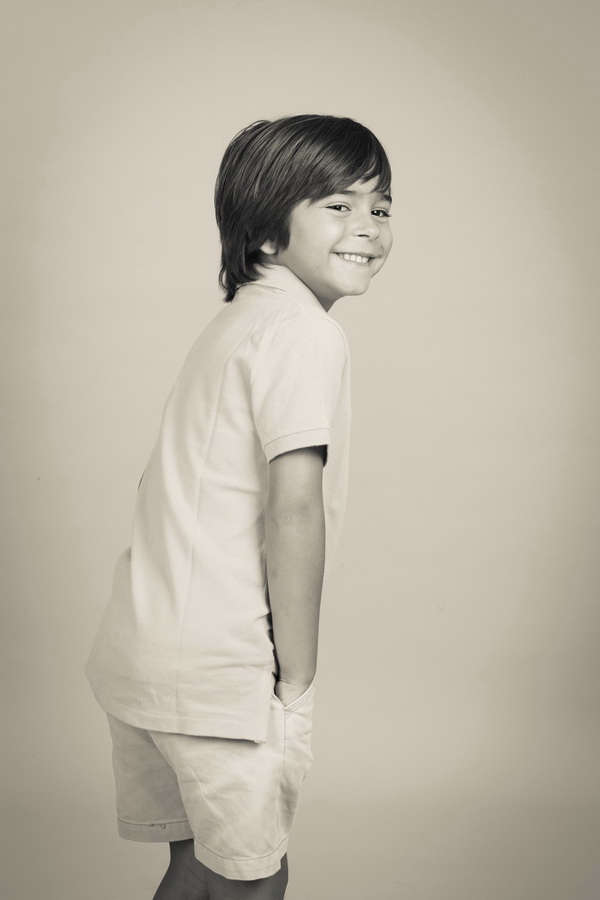 fotografia de estúdio menino contente
