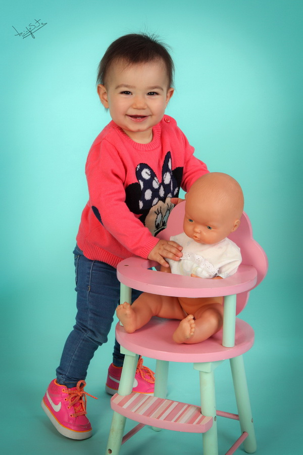 fotografia de estúdio menina com boneca