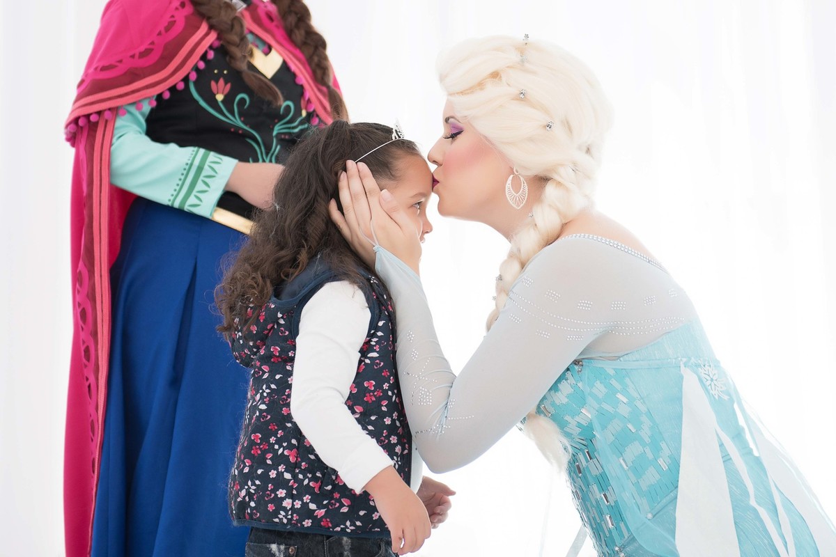 Ensaio fotográfico princesas - elsa e ana - Estúdio - neve - nuvem - beijo