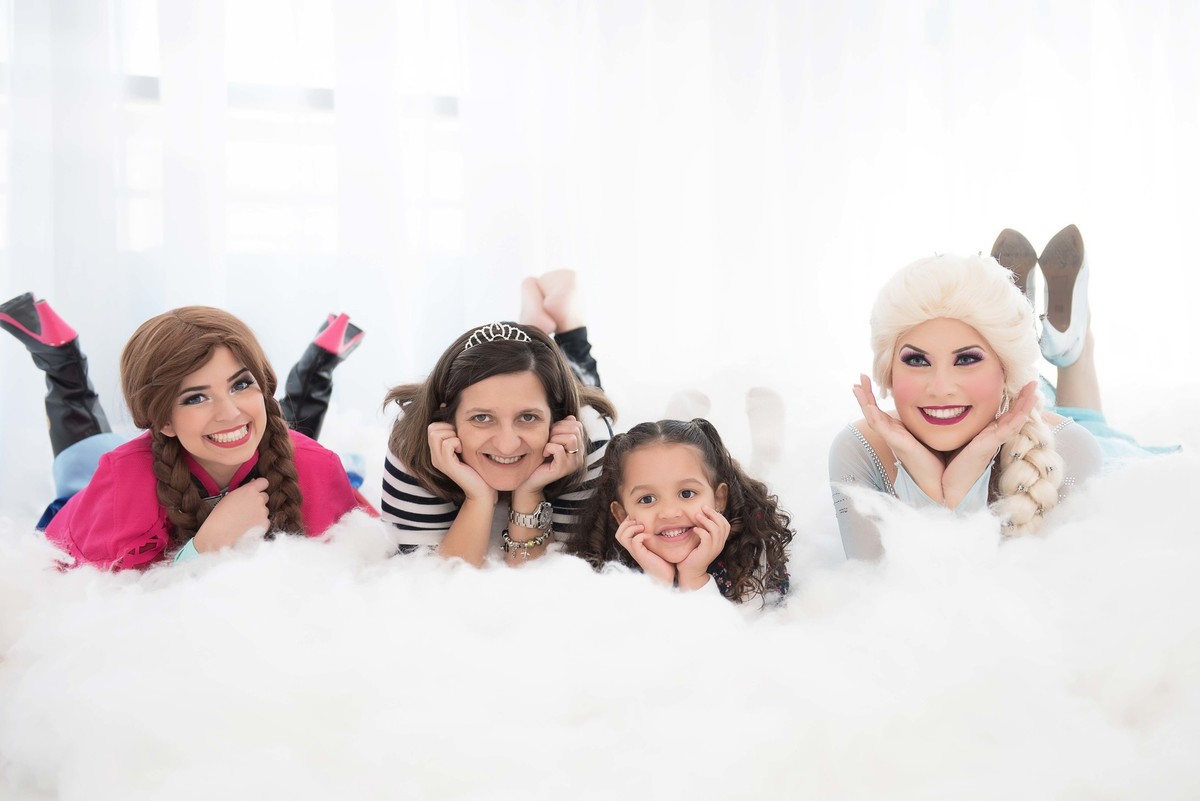 Ensaio fotográfico princesas - elsa e ana - Estúdio - neve - nuvem - pose