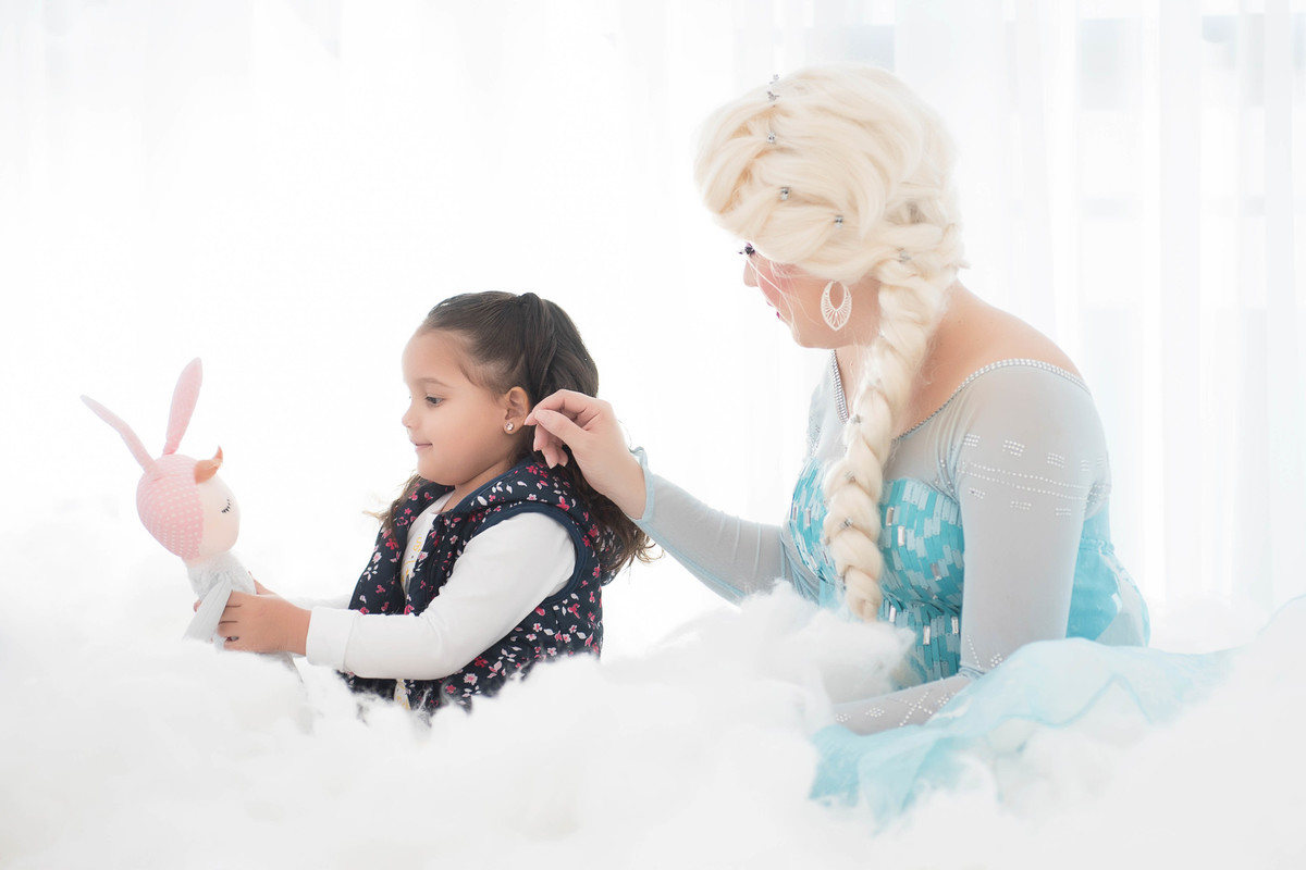 Ensaio fotográfico princesas - elsa e ana - Estúdio - neve - nuvem
