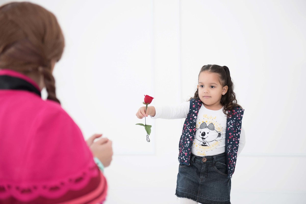 Ensaio fotográfico princesas - elsa e ana - Estúdio - neve - nuvem - rosa