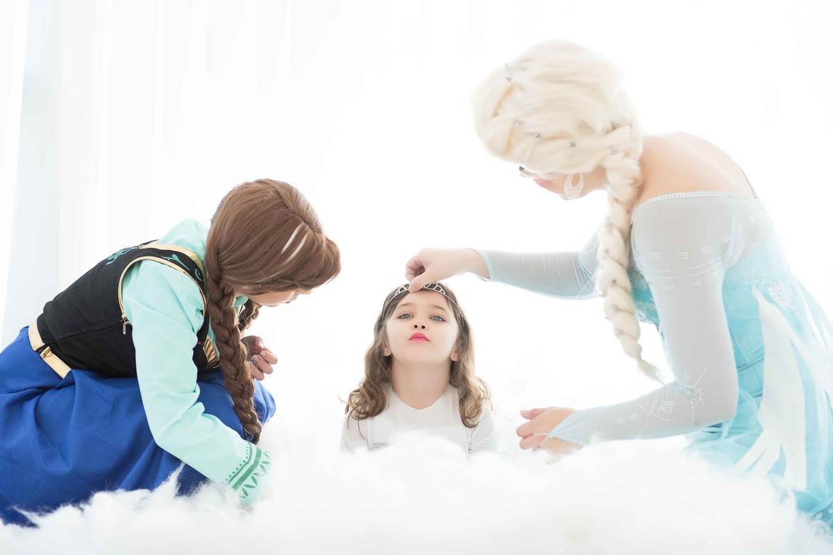 Ensaio fotográfico princesas - elsa e ana - Estúdio - neve - nuvem