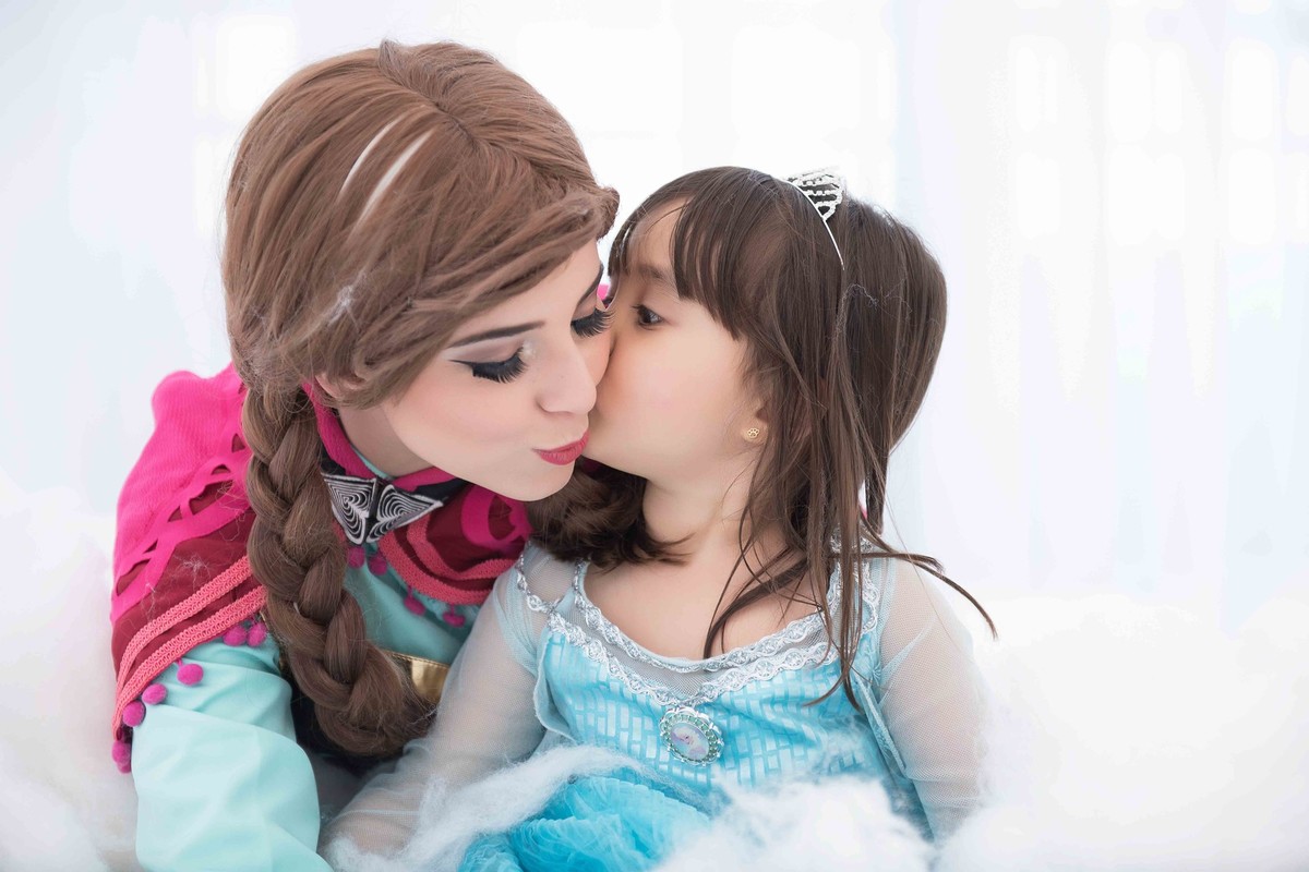 Ensaio fotográfico princesas - elsa e ana - Estúdio - neve - nuvem - beijo