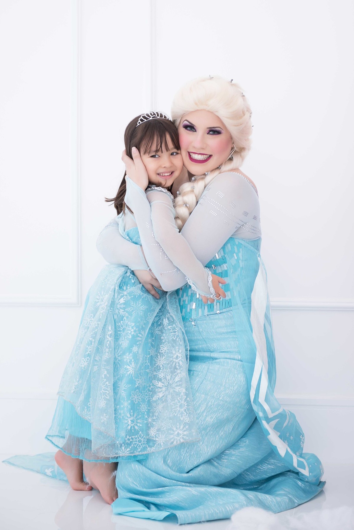 Ensaio fotográfico princesas - elsa e ana - Estúdio - neve - nuvem - abraço