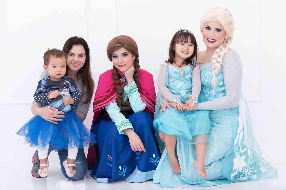 Ensaio fotográfico princesas - elsa e ana - Estúdio - neve - nuvem - família