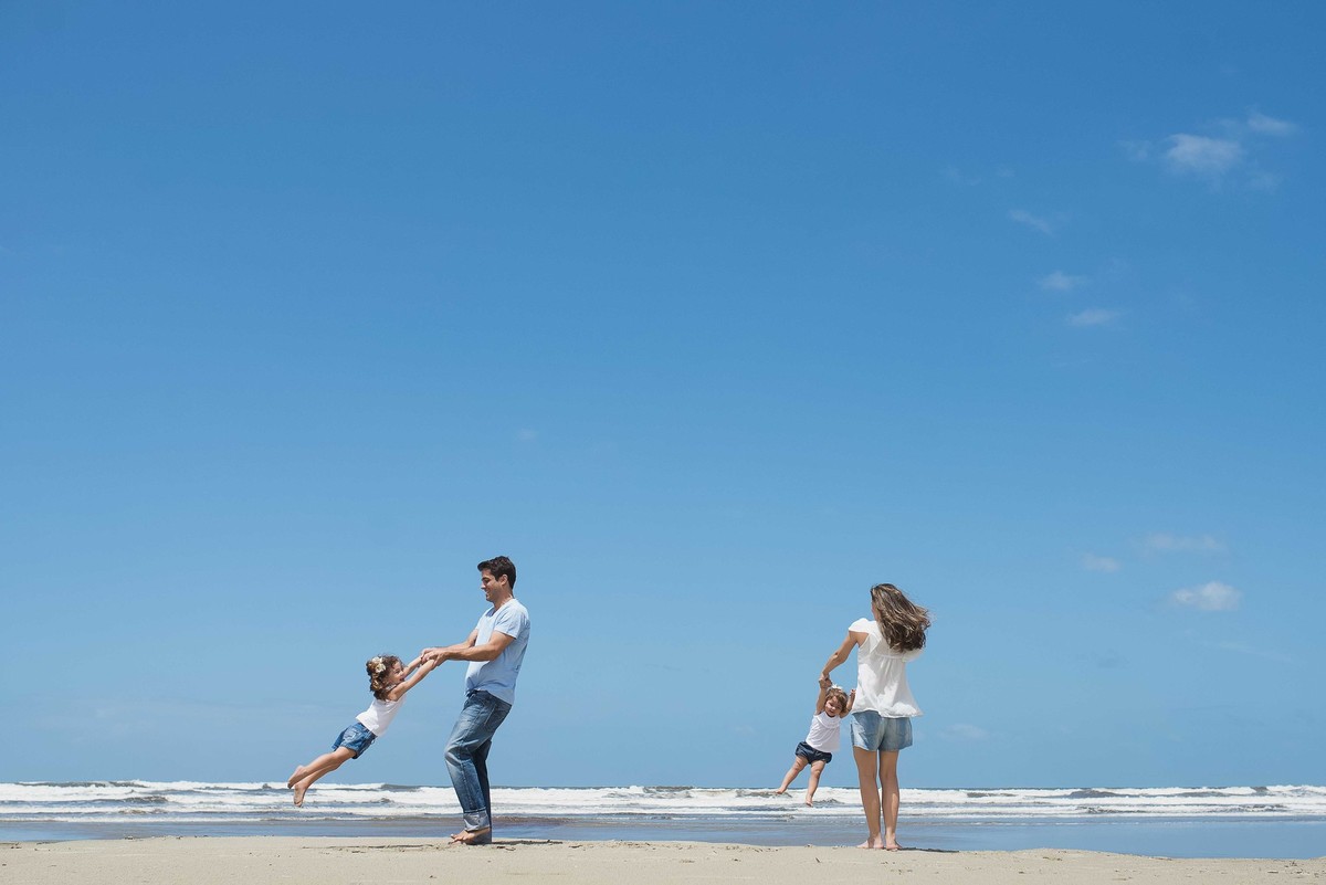 Ensaio Estúdio Life Familia - ensaio fotográfico família - praia - céu