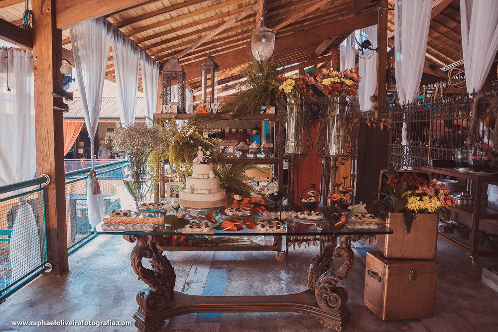 mesa do bolo com decoração e doces