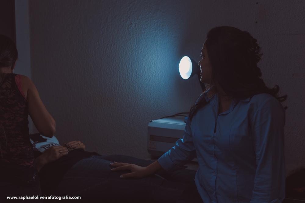 noiva, amiga e luz azul