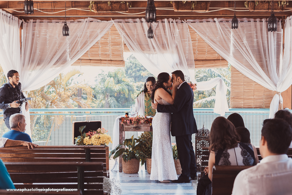 Hora do beijo entre noivo e noiva