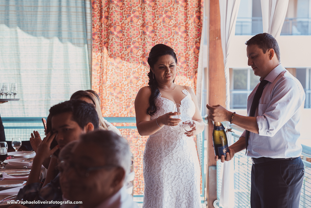 Noivo abrindo Champagne para o brinde