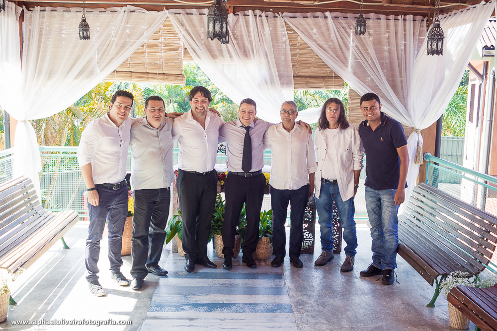 Noivo com os convidados e padrinhos