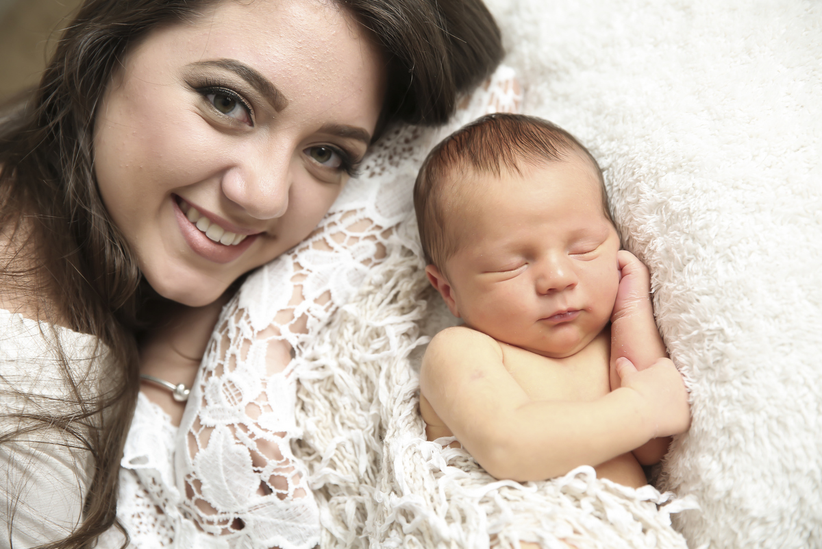 Fotos newborn em belo horizonte, newborn em bh, ivna sá produção fotográfica, ivna sá fotografia, newborn em estúdio, ivna sá, fotos de família, foto com irmãos, newborn
