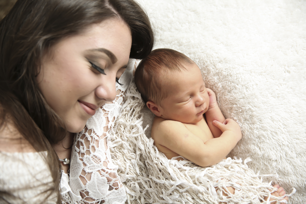 Fotos newborn em belo horizonte, newborn em bh, ivna sá produção fotográfica, ivna sá fotografia, newborn em estúdio, ivna sá, fotos de família, foto com irmãos, newborn