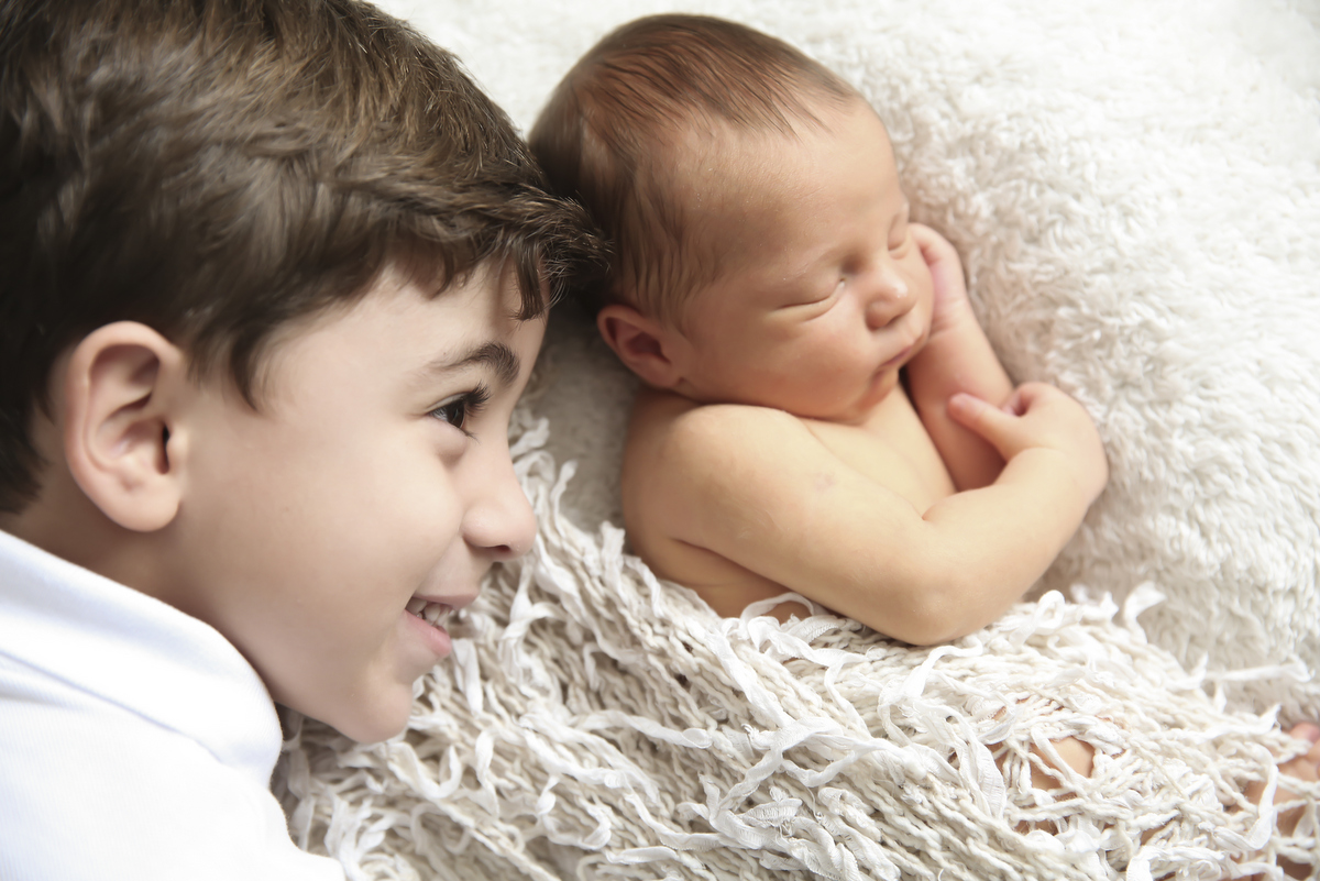 Fotos newborn em belo horizonte, newborn em bh, ivna sá produção fotográfica, ivna sá fotografia, newborn em estúdio, ivna sá, fotos de família, foto com irmãos, newborn