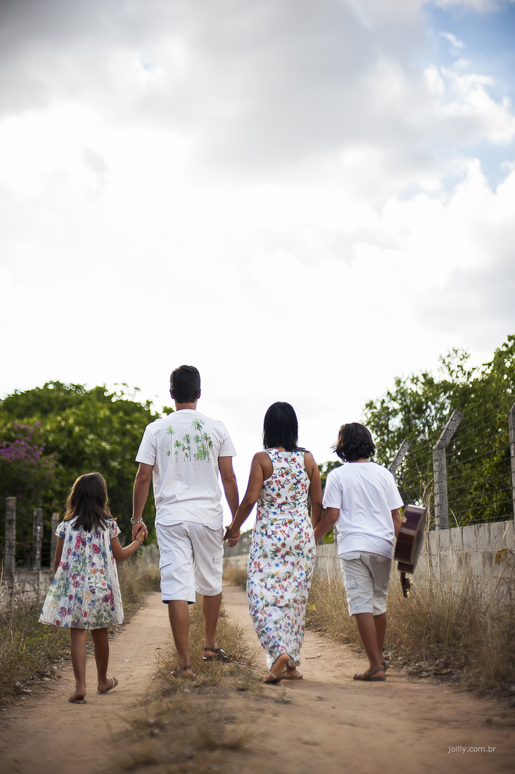 familia de maos dadas pelo caminho foto de rick joilly