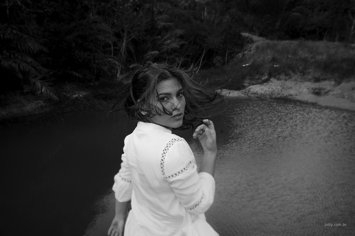 linda modelo posa frente ao lago edicao preto e branco joilly