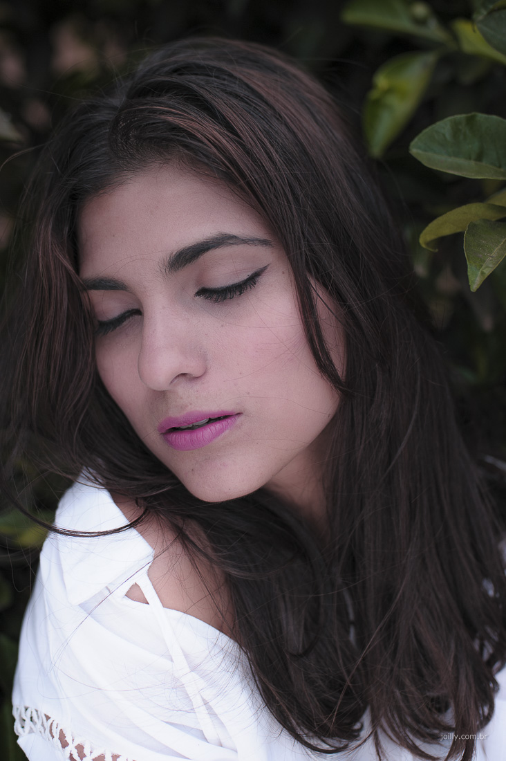 modelo com olhos fechados blusa branca paisagem na cidade de feira