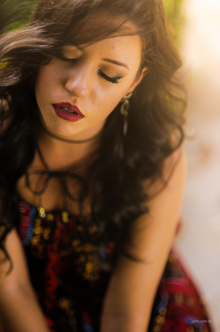 modelo de olhos fechados posa para joilly fotografia