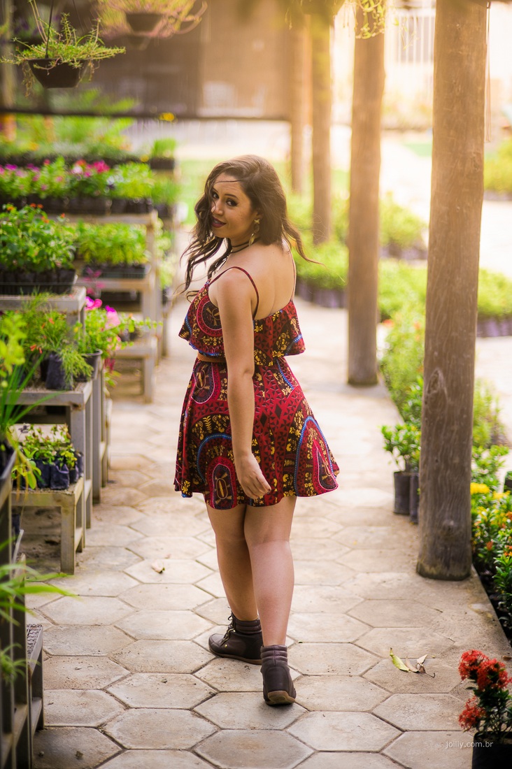 mulher olhando para tras em jardim